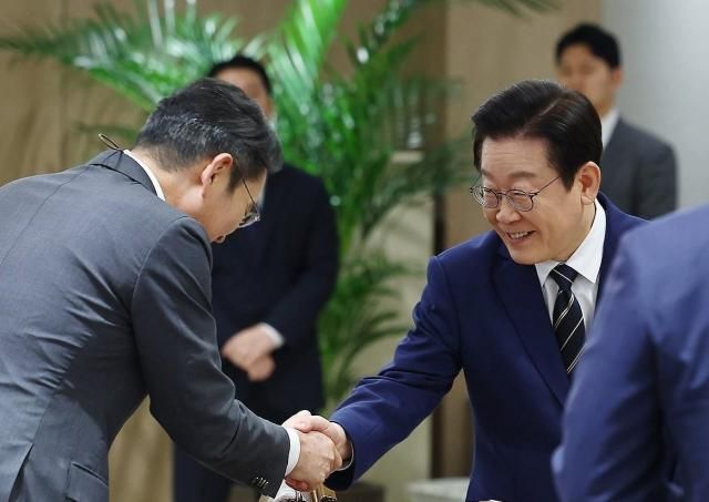 이재명 대통령이 지난 16일 용산 대통령실에서 열린 한미 관세협상 후속 민관 합동회의에서 이재용 삼성전자 회장과 인사하고 있다 사진연합뉴스