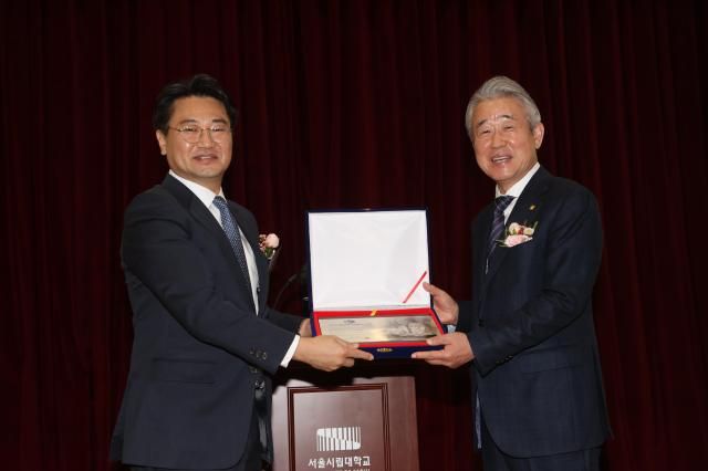 지난 15일 서울시립대 미래관에서 열린 한국전문경영인 대상 시상식에서 강호동 농협중앙회장오른쪽과 류준열 한국전문경영인학회장이 상패를 함께 들고 기념촬영을 하고 있다 사진농협중앙회