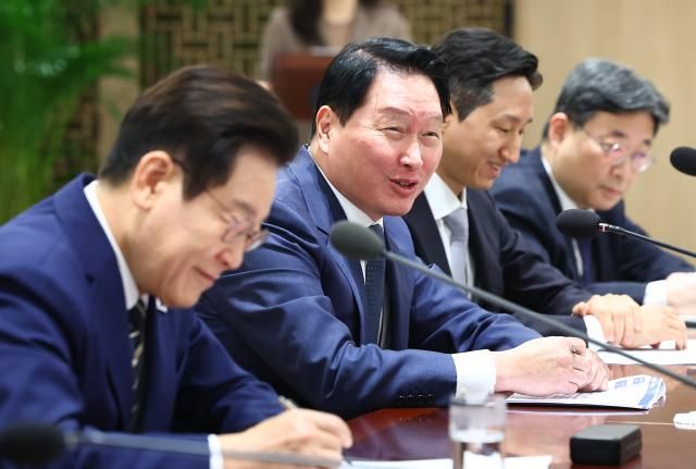 최태원 SK그룹 회장이 16일 용산 대통령실에서 열린 이재명 대통령 주재 한미 관세협상 후속 민관 합동회의에서 발언하고 있다 사진연합뉴스