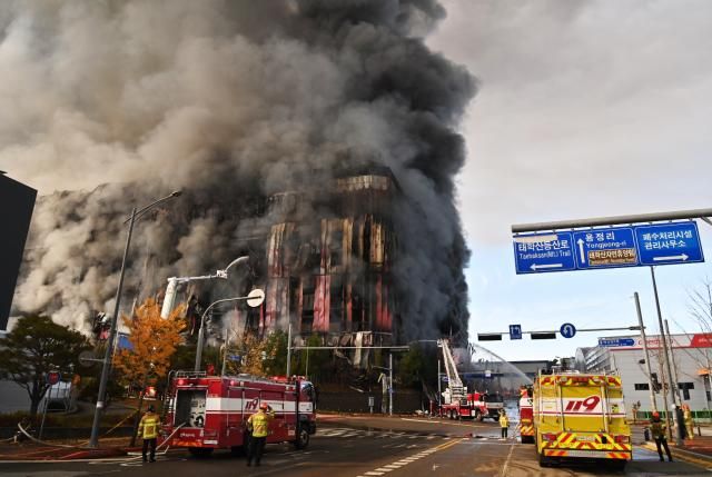 이랜드패션 물류센터 화재 진압하는 소방 천안연합뉴스 15일 오전 충남 천안시 동남구 풍세면 이랜드패션 물류센터에서 불이 나 출동한 소방대원들이 화재를 진압하고 있다 20251115 충남도청 제공 재판매 및 DB 금지 cooleeynacokr2025-11-15 170235 저작권자 ⓒ ㈜연합뉴스 무단 전재 재배포 금지 AI 학습 및 활용 금지저작권자 ⓒ ㈜연합뉴스 무단 전재 재배포 금지 AI 학습 및 활용 금지