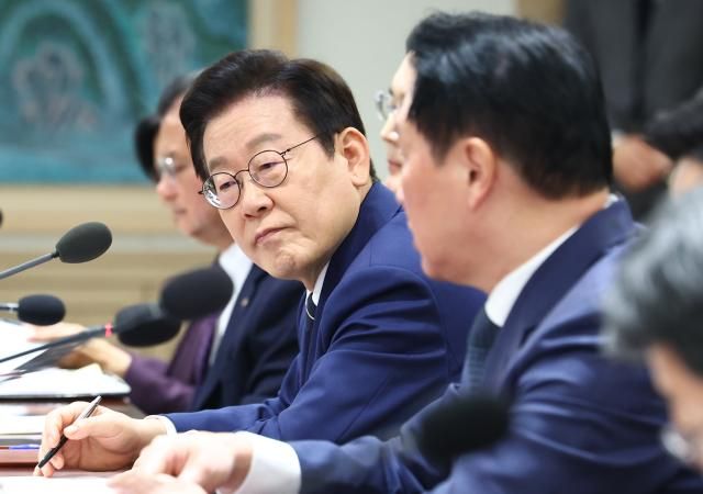 재명 대통령이 16일 용산 대통령실에서 열린 한미 관세 협상 후속 민관 합동회의에서 최태원 SK그룹 회장의 발언을 듣고 있다 사진연합뉴스