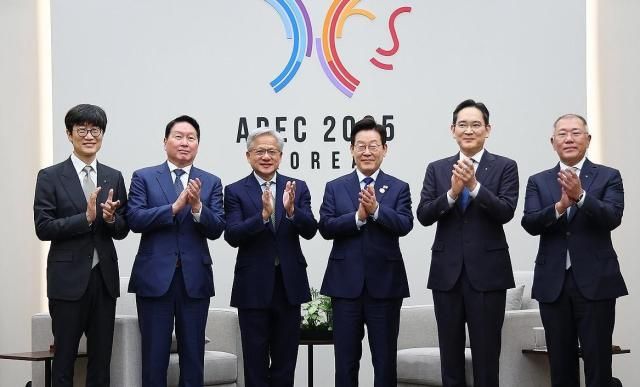 이재명 대통령이 31일 APEC 정상회의장인 경주화백컨벤션센터에서 젠슨 황 엔비디아 최고경영자 접견에 앞서 국내 기업 대표들과 함께 기념촬영을 하고 있다 왼쪽부터 이해진 네이버 이사회 의장 최태원 SK그룹 회장 젠슨 황 이재명 대통령 이재용 삼성전자 회장 정의선 현대차그룹 회장 사진연합뉴스