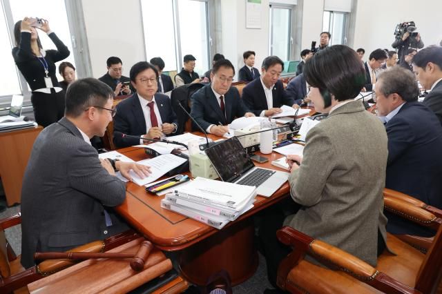 17일 서울 여의도 국회에서 열린 예산결산특별위원회 예산안 조정소위원회에서 한병도 소위원장이 회의를 주재하고 있다 사진연합뉴스