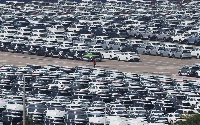 지난 9월 경기도 평택항에 수출용 자동차가 세워져 있는 모습 