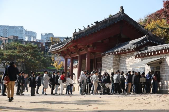  주말인 16일 서울 종묘를 찾은 시민들이 입장 표를 구매하기 위해 줄을 서 있다 사진연합뉴스