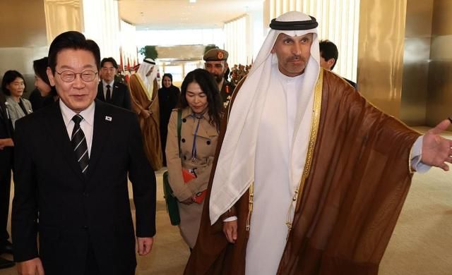  17일현지시간 아랍에미리트UAE를 국빈 방문한 이재명 대통령이 아부다비 왕실공항에 도착해 칼둔 칼리파 알 무바락 퍼스트 아부다비 뱅크FAB 비상임 이사겸 이사회 운영위원회 의장의 안내를 받으며 이동하고 있다 사진연합뉴스