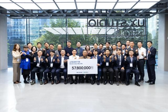 지난 14일 진행된 현대 호프 온 휠스 매칭그랜트 기부금 전달식에서 김경조 현대차 국내사업지원실장 상무뒷줄 여섯 번째 윤효준 현대차 국내지원사업부장 상무뒷줄 아홉 번째 정유석 현대차 국내사업본부장 부사장뒷줄 열 번째 신정원 초록우산 본부장뒷줄 열한 번째과 후원에 참여한 카마스터들이 기념 촬영을 하고 있는 모습 사진현대차