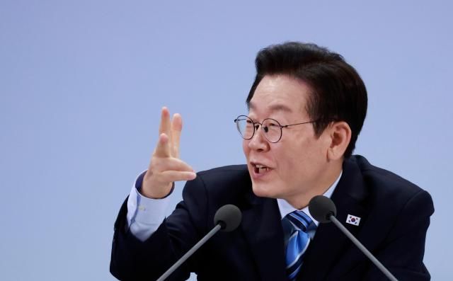 이재명 대통령이 지난 14일 경기 파주시 라이브러리스테이 지지향에서 열린 경기 북부의 마음을 듣다 타운홀 미팅 간담회를 주재하고 있다 사진연합뉴스