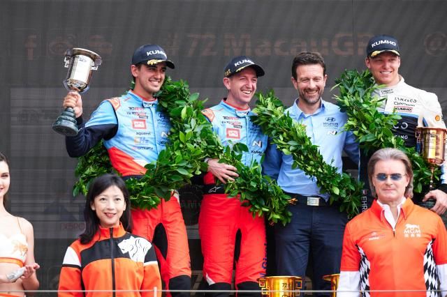 BRC 현대 N 스쿼드라 코르세팀 소속 네스토르 지로라미 선수와 미켈 아즈코나 선수가 2025 TCR 월드투어 마카오 대회에서 우승ᆞ준우승을 차지하고 기념 촬영을 하고 있다사진현대차