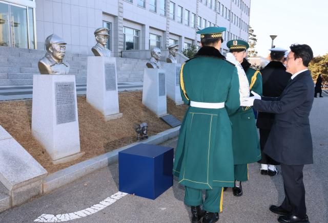김민석 국무총리가 17일 순국선열의 날 기념식에 앞서 서울 노원구 육군사관학교 충무관 앞 홍범도 장군 흉상에 헌화하고 있다 사진연합뉴스