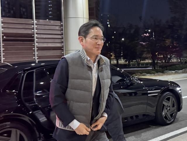 17일 이재용 삼성전자 회장이 강서구 서울김포비즈니스항공센터SGBAC를 통해 UAE로 출국하고 있다 사진연합뉴스