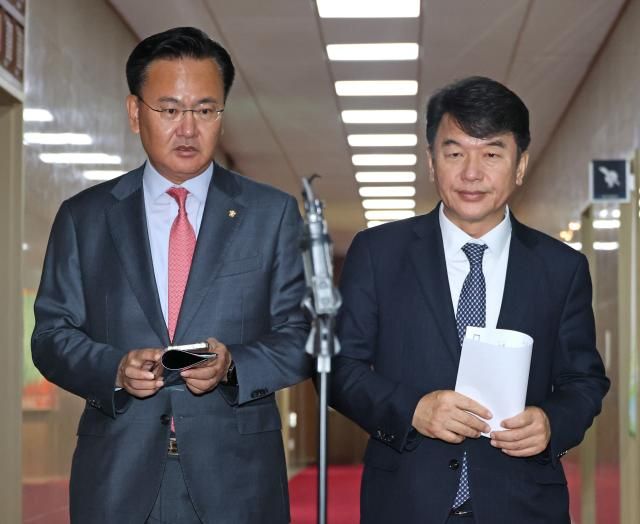 더불어민주당 문진석 원내수석부대표와 국민의힘 유상범 원내수석부대표가 13일 서울 여의도 국회에서 국회의장-여야 원내대표 회동을 마친 뒤 의장실을 나서고 있다사진연합뉴스