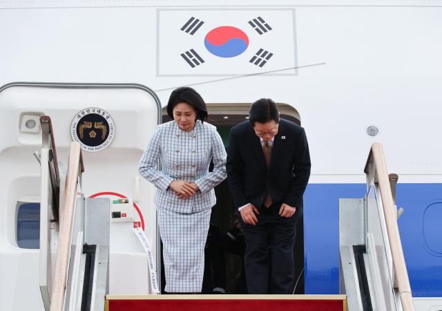 주요 20개국G20 정상회의 참석을 계기로 UAE·이집트·튀르키예 등 4개국 순방에 나서는 이재명 대통령과 김혜경 여사가 17일 성남 서울공항에서 공군 1호기에 올라 인사하고 있다사진연합뉴스