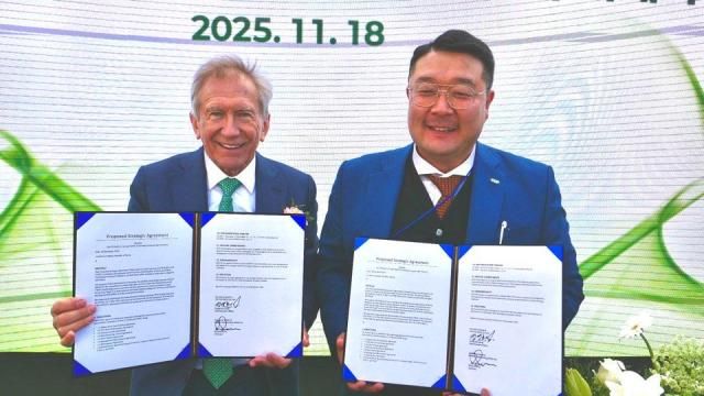 18일 ‘웨이브 정읍WAVE Jeongeup’ 상용화 플랜트의 준공식에서 도시유전 대표오른쪽 리차드 패리스 영국 사비엔 그룹 회장왼쪽이 전략적 제휴계약PSA 계약식을 진행하고 있다 사진도시유전