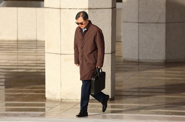 이재명 대통령의 아프리카·중동 순방에 동행 수행하는 조현 외교부 장관이 지난 17일 성남 서울공항에서 공군 1호기로 이동하고 있다 사진연합뉴스