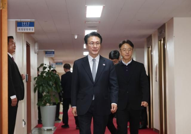 김민석 국무총리가 18일 정부서울청사에서 열린 국무회의에 입장하고 있다 사진연합뉴스