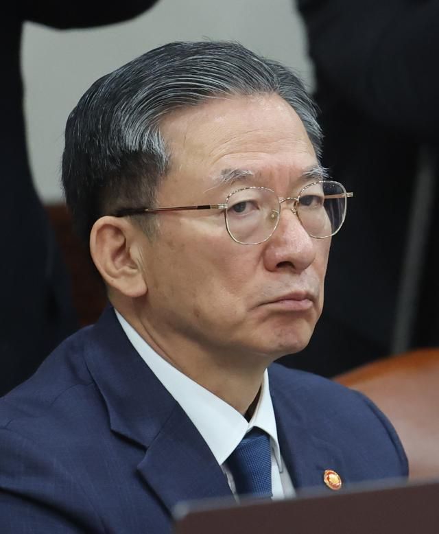 정성호 법무부 장관이 18일 정부서울청사에서 열린 국무회의에서 굳은 표정을 짓고 있다 사진연합뉴스