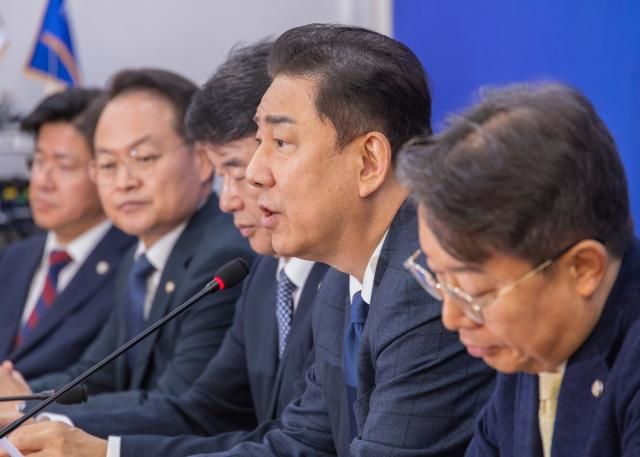 김병기 더불어민주당 원내대표가 18일 국회에서 열린 원내대책회의에서 발언하고 있다 사진연합뉴스