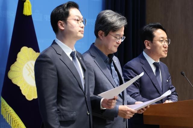 더불어민주당 오세훈 시정실패 정상화 TF 천준호 단장을 비롯한 의원들이 지난 17일 서울 여의도 국회 소통관에서 최근 잇달아 안전사고가 발생하고 있는 한강버스에 대한 전면 운항 중단을 촉구하는 기자회견을 하고 있다사진연합뉴스