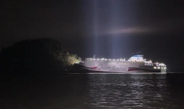 19일 오후 8시 17분께 전남 신안군 장산도 남방 족도에 여객선 퀸제누비아2호가 좌초돼 해경이 구조 작업을 벌이고 있다 사진목포해경 