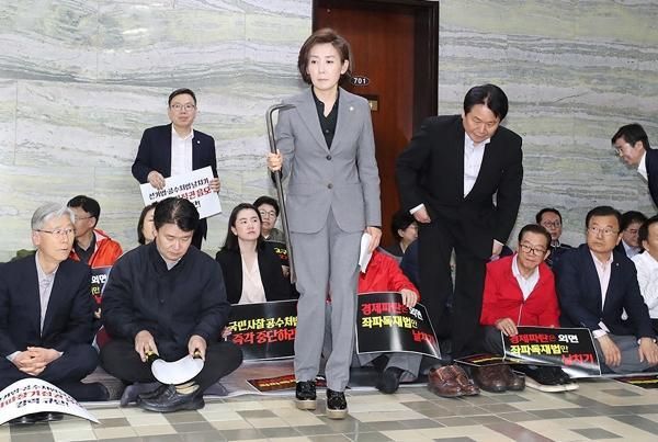 2019년 4월 자유한국당이 패스트트랙을 저지하기 위해 국회 회의장을 점거하는 과정에서물리적 충돌이 빚어졌다 나경원 원내대표가 빠루쇠지렛대를 들고 있다 사진연합뉴스 
