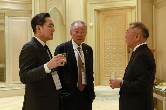 이재용 삼성전자 회장 류진 한경협 회장 정의선 현대차 그룹 회장이 아부다비 에미레이트 팰리스 호텔에서 열린 한-UAE 비즈니스 라운드테이블에 참석해 환담을 나누고 있다 이번 회의는 이재명 대통령의 UAE 국빈 방문 기간 중에 마련되었으며 양국 정부·기업인 약 50여명이 참석해 AI·첨단산업 등은 물론 K-pop과 K-푸드 등 소프트파워 분야로 협력을 확대하는 새로운 계기를 마련했다사진한경협