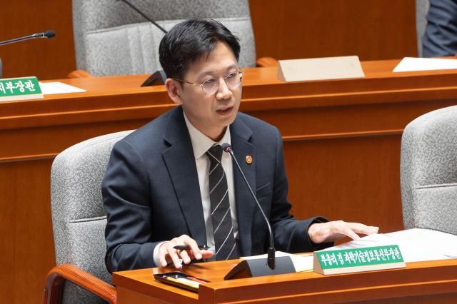 배경훈 부총리 겸 과학기술정보통신부 장관이 11일 오후 서울 여의도 국회에서 열린 제429회국회정기회 예산결산특별위원회 제6차 전체회의에 출석해 의원 질의에 답변하고 있다 20251111사진유대길 기자 dbeorlf123ajunewscom