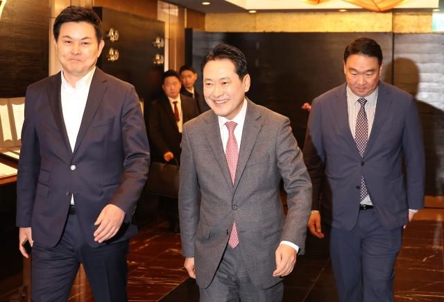 장동혁 국민의힘 대표가 19일 중진의원들과의 모임을 위해 서울 여의도에 있는 한 식당으로 들어가고 있다 왼쪽은 김태호 오른쪽은 정희용 의원 사진연합뉴스