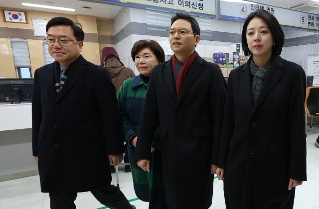 박정훈 국민의힘 의원이 19일 서울 종로구 서울경찰청 민원실에서 김민석 국무총리 관권선거 개입 고발장을 제출한 뒤 나서고 있다 왼쪽부터 서범수 조은희 박 의원 배현진 의원사진연합뉴스