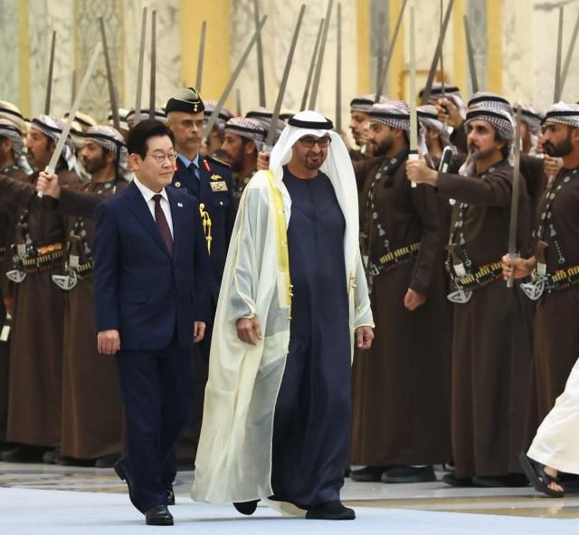 이재명 대통령이 18일현지시간 아랍에미리트UAE 아부다비 대통령궁에서 열린 국빈 방문 공식 환영식에서 모하메드 빈 자이드 알 나흐얀 UAE 대통령과 사열대로 이동하고 있다 사진연합뉴스