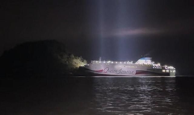 지난 19일 오후 8시 17분경 전남 신안군 장산도 남방 족도에 여객선 퀸제누비아2호가 좌초돼 해경이 구조 작업을 벌이고 있다 사진목포해경 제공 연합뉴스