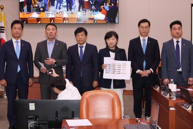 국회 법제사법위원회 김용민 의원 등 더불어민주당 소속 위원과 무소속 최혁진 위원이 11일 서울 여의도 국회에서 전체회의 정회 뒤 대장동 사건 항소 포기 관련 국민의힘의 주장을 반박하고 있다사진연합뉴스