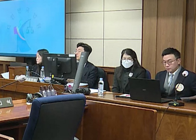 법원이 19일 진행되는 김건희 여사 재판의 촬영 중계를 일부 허용했다 이날 재판에 출석한 김 여사왼쪽 세번째 사진서울중앙지법 연합뉴스