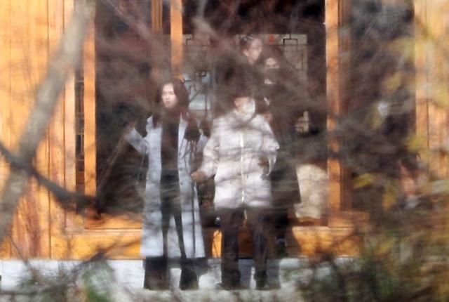 19일 오전 경기도 용인시 호암미술관 인근 선영에서 열린 호암 이병철 삼성 창업회장 38주기 추도식에 홍라희 삼성미술관 리움 명예관장 이부진 호텔신라 사장 이서현 삼성물산 사장이 참석해 있다 사진연합뉴스