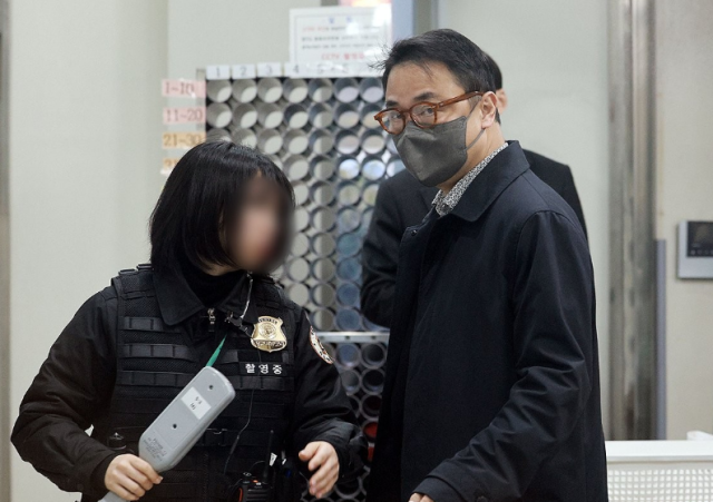 양평 공흥지구 개발 특혜 의혹에 연루된 김건희 여사의 오빠 김진우씨가 19일 서울 서초구 서울중앙지법에서 열린 구속 전 피의자 심문영장실질심사에 출석하고 있다 사진연합뉴스