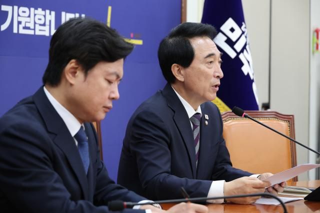 더불어민주당 박수현 수석대변인이 2일 서울 여의도 국회에서 기자간담회를 하고 있다사진연합뉴스