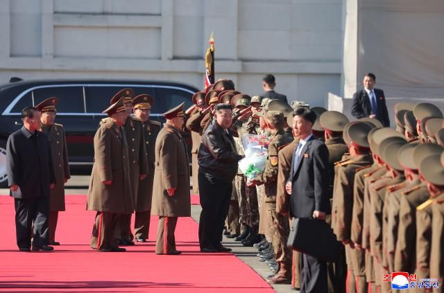 김정은 국무위원장이 지난 1일 조선인민군 제11군단 지휘부를 방문했다고 조선중앙통신이 2일 보도했다 사진연합뉴스