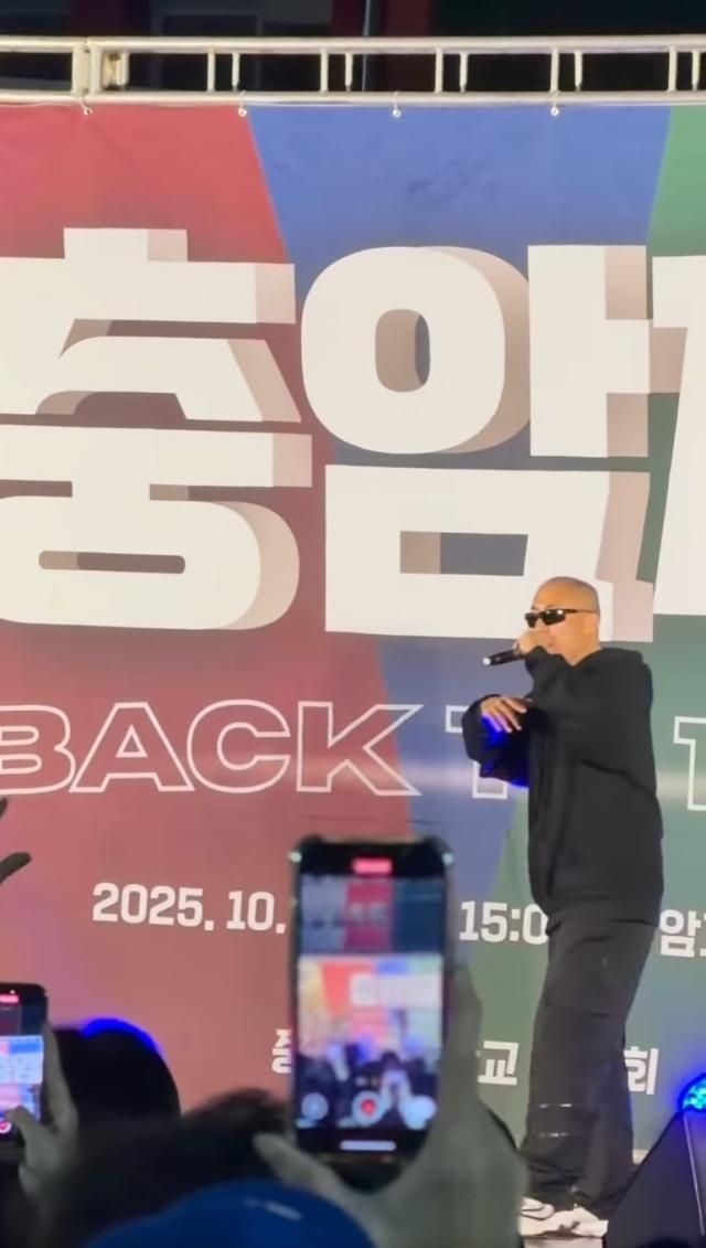 정상수 씨(41)가 지난달 31일 충암도 축제에서 공연하는 모습. [정상수 씨 쓰레드 갈무리]