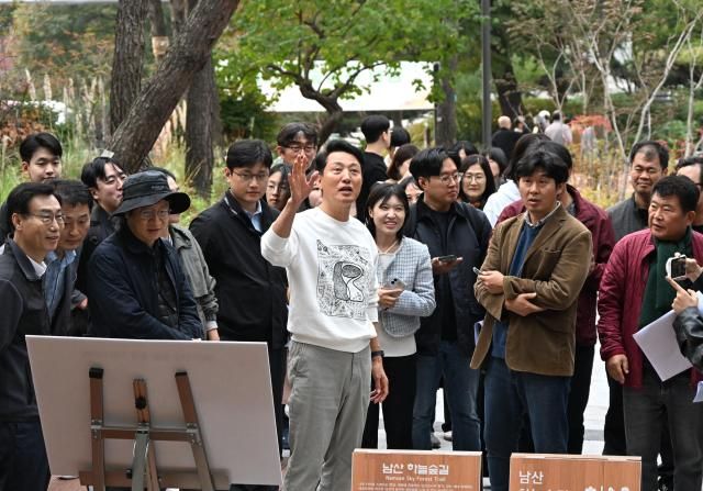 오세훈 서울시장이 지난 10월31일 남산 하늘숲길 걷기에 앞서 기자들에게 남산 무장애 숲길 개요에 대해 설명하고 있다 사진서울시 