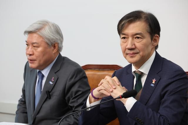 조국 조국혁신당 비상대책위원장이 지난달 29일 국회에서 열린 끝까지 간다 특별위원회 회의에 참석해 있다 사진연합뉴스