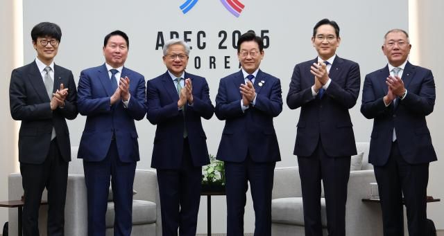 이재명 대통령이 지난달 31일 APEC 정상회의장인 경주화백컨벤션센터에서 젠슨 황 엔비디아 최고경영자 접견에 앞서 국내 기업 대표들과 함께 기념촬영을 하고 있다 왼쪽부터 이해진 네이버 이사회 의장 최태원 SK그룹 회장 젠슨 황 이재명 대통령 이재용 삼성전자 회장 정의선 현대차그룹 회장 사진연합뉴스