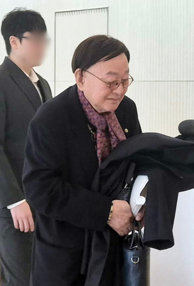 김건희 여사 일가의 측근으로 알려진 사업가 김충식씨가 양평 공흥지구 개발 특혜 의혹과 관련한 조사를 받기 위해 지난달 31일 서올 종로구 KT광화문빌딩 웨스트에 마련된 김건희 특검 사무실에 출석하고 있다 사진연합뉴스