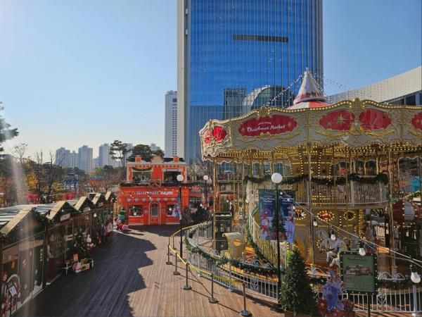 서울 송파구 잠실 롯데월드타워 월드파크 잔디광장에 마련된 800평대 크리스마스 마켓 사진홍승완 기자