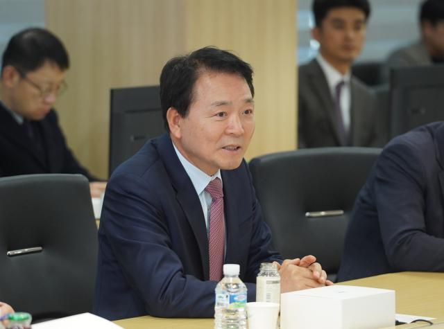 성일종 국회 국방위원장 사진현대로템 