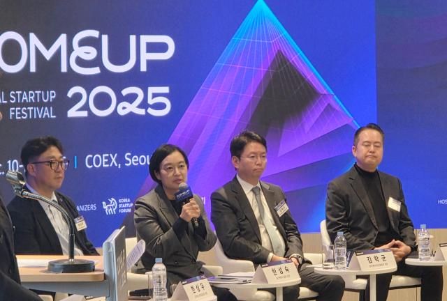 한성숙 중소벤처기업부 장관왼쪽 두번째 20일 사진중소벤처기업부