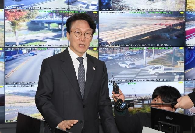 김민석 국무총리가 20일 경주시청을 방문 APEC의 성공적 개최를 위해 수고한 직원들을 격려하고 있다 사진연합뉴스