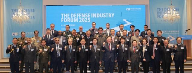 20일 오후 서울 여의도 CCMM빌딩에서 열린 2025 국방방산포럼에서 내빈들이 기념촬영을 하고 있다 사진유대길 기자 dbeorlf123ajunewscom