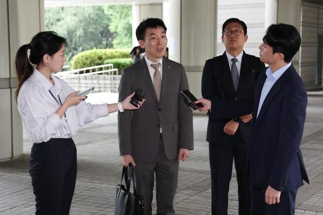 김용현 전 국방부장관에 대한 구속영장 심문이 진행된 25일 서초구 서울중앙지방법원에서 김 전 장관의 변호인인 이하상 변호사왼쪽 두번째가 취재진에게 입장을 밝히고 있다 사진연합뉴스