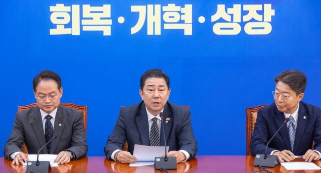 더불어민주당 김병기 원내대표와 원내지도부들이 20일 국회에서 열린 정책조정회의에서 발언하고 있다사진연합뉴스
