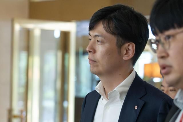 신동빈 롯데그룹 회장의 장남인 신유열 롯데지주 미래성장실장부사장이 9일 서울 송파구 롯데월드타워에서 열린 2025 상반기 VCM옛 사장단 회의에 참석했다 사진은 신 부사장이 지난 7월 19일 2024 하반기 롯데 VCM에 참석하고 있는 모습 20240719사진유대길 기자 dbeorlf123ajunewscom